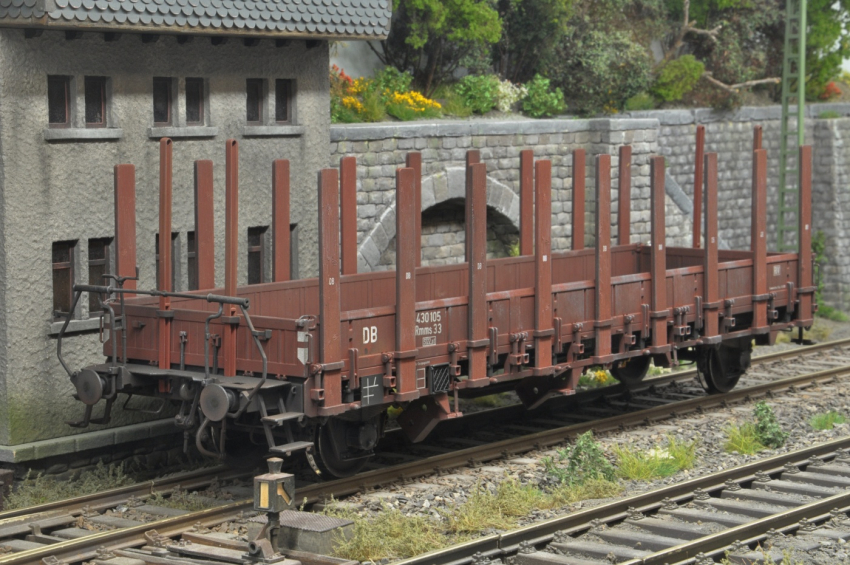 KM1 Rmms 33 Rungenwagen mit Bremserbühne der DB, Ep IIIa, gealtert (2. Hand)