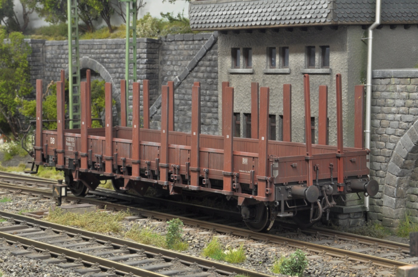 Preview: KM1 Rmms 33 Rungenwagen mit Bremserbühne der DB, Ep IIIa, gealtert (2. Hand)