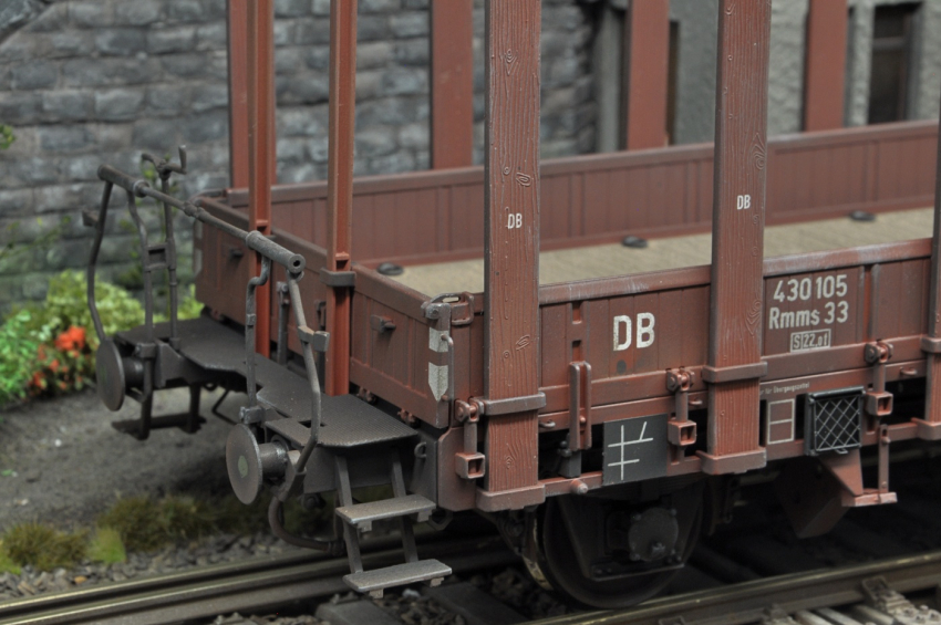 Preview: KM1 Rmms 33 Rungenwagen mit Bremserbühne der DB, Ep IIIa, gealtert (2. Hand)