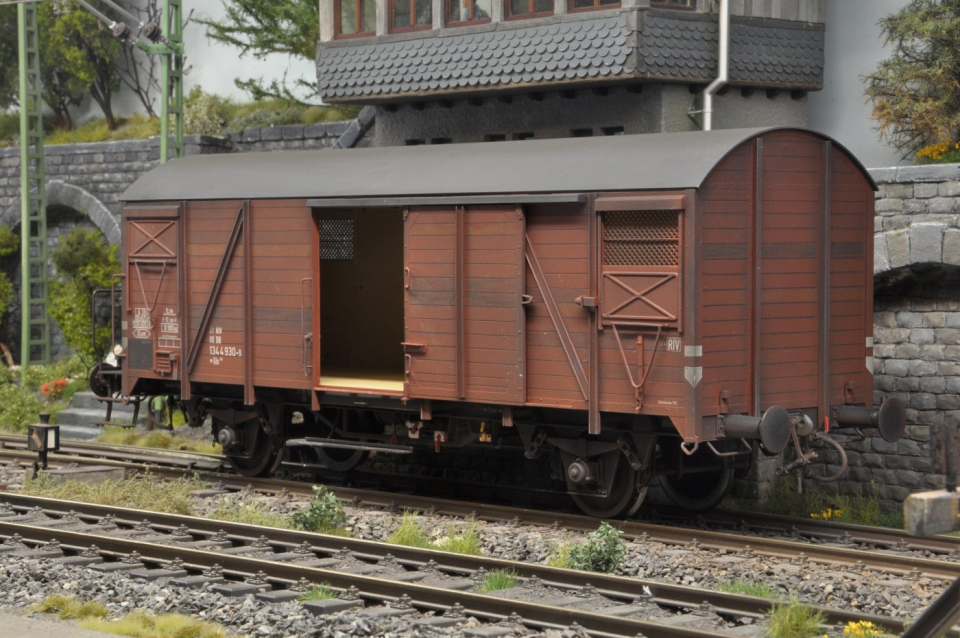 KM1 Gms 54 (Gls 205) ged. Güterwagen der DB, mit Bremserbühne, Ep. IV gesupert & gealtert (2. Hand)