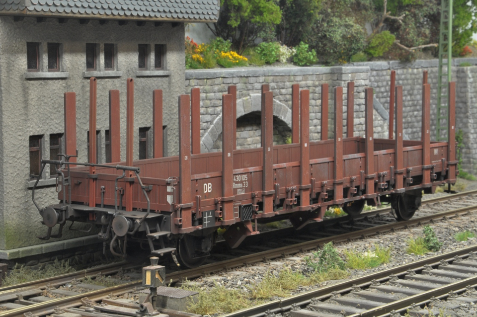 KM1 Rmms 33 Rungenwagen mit Bremserbühne der DB, Ep IIIa, gealtert (2. Hand)