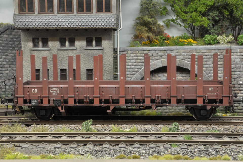 KM1 Rmms 33 Rungenwagen mit Bremserbühne der DB, Ep IIIa, gealtert (2. Hand)